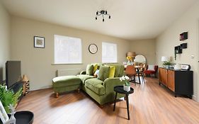 Stylish Flat With Sofa Bed In Malmesbury!